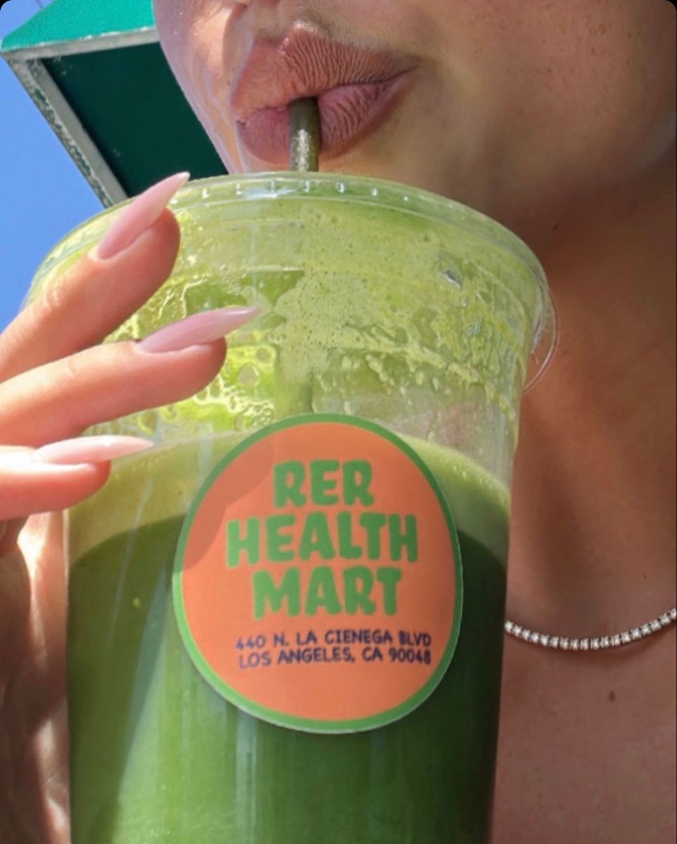 Why green juice actually helps with bloat (and doesn’t&nbsp;suck).